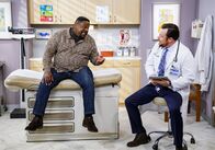 The Neighborhood – Calvin Butler (Cedric the Entertainer, l.); Dr. Fisher (Michael Gladis, r.)