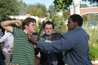 Malcolm mittendrin – Durch Malcolms Wiedergutmachungsversuch kommt es an der Schule zu Schlägereien ... (Von links: Big Senior (Jonny Acker), Lionel Herkabe (Chris Eigeman), Big Senior (Darryl Reed Jr.))