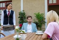 Sturm der Liebe – Maxi (Katharina Scheuba, l.) und Larissa (Vivien Wulf, r.) vereinbaren auf Henrys (Elias Reichert, M.) Appell hin einen fairen Wahlkampf.