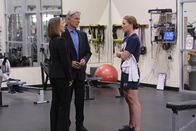 Navy CIS – Kann Navy Lieutenant Kara Gifford (Kelly Frye, r.) Gibbs (Mark Harmon, M.) und NCIS Special Agent Maureen Cabot (Kelli Williams, l.) bei der Aufklärung des aktuellen Falles behilflich sein?; Kann Navy Lieutenant Kara Gifford (Kelly Frye, r.) Gibbs (Mark Harmon, M.) und NCIS Special Agent Maureen Cabot (Kelli Williams, l.) bei der Aufklärung des aktuellen Falles behilflich sein?