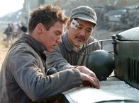 Die Kinder der Seidenstraße – Der britische Reporter George Hogg (Jonathan Rhys Meyers) rettet zusammen mit dem kommunistischen Partisan Jack Chen (Yun-Fat Chow) 60 Waisenkindern das Leben.