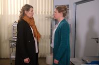 Rote Rosen – Inken (Julia Weden, l.) stellt betroffen fest, dass auch Britta (Jelena Mitschke, r.) sie angelogen hat.