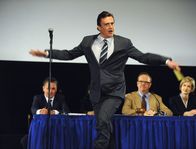How I Met Your Mother – Marshall (Jason Segel) spricht auf der Sitzung, in der endgültig besprochen wird, ob das Arcadian nun wirklich abgerissen wird. Er versucht mit Witz zu überzeugen und dies scheint auch einigermaßen zu funktionieren. Doch dann kommt Ted auf die Bühne ...