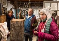 Zwischen den Zeilen – ARD HEITER BIS TÖDLICH - ZWISCHEN DEN ZEILEN FOLGE 9, "Der Herr des Rings" Uhr im ERSTEN. Maja (Josephine Schmidt, r.) sucht nach Beweisen in Klaus Severins (Manfred Böll, M.) Werkstatt. Dieser überrascht Maja mit einer Axt. Bradulic (Nina Petri, l.) kommt dazu und zwingt Severin, die Waffe fallen zu lassen.