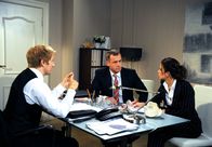 Rote Rosen – ARD ROTE ROSEN FOLGE 1655 Uhr im ERSTEN. Rieke (Anika Lehmann, r.), Mick (Tobias Rosen, l.) und Torben (Joachim Kretzer, M.) kommen zu dem Ergebnis, dass für die Weinbank eine Überwachungskamera nötig wird. Wie wird Carla darauf reagieren?