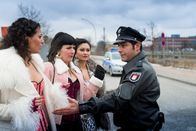 Notruf Hafenkante – Die Prostituierten wollen Tarik (Serhat Cokgezen, r.) nichts zum Tathergang sagen. Sie haben Angst vor den Rockern der "Wheel Devils".