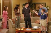 Friends – Monica (Courteney Cox, 2.v.l.) und Chandler (Matthew Perry, M.) besuchen das Ehepaar Colleen (Kellie Waymire, l.) und Bill (Jim Meskimen, 2.v.r.), das ein Kind adoptiert hat. Durch Chandler erfährt Owen (Daryl Sabara, r.), dass er adoptiert wurde und hat mit dieser Neuigkeit natürlich arge Schwierigkeiten ...