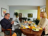 In aller Freundschaft – MDR Fernsehen IN ALLER FREUNDSCHAFT FOLGE 360, "Gib frei, was du liebst!" Uhr. Die Krise zwischen Ingrid (Jutta Kammann) und Simoni (Dieter Bellmann) erreicht ihren Höhepunkt. Ingrid versucht einen Schritt auf ihn zuzugehen, doch Simoni lehnt ab.