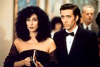 Mondsüchtig – Loretta Castorini (Cher) hat sich Hals über Kopf in Ronny Cammareri (Nicholas Cage), den jüngeren Bruder ihres Verlobten, verliebt.