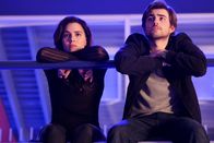 Salvation – Alycia (Melia Kreiling, l.); Liam (Charlie Rowe, r.)