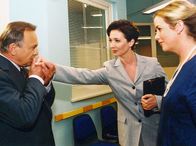 In aller Freundschaft – Sarah (Alexa Maria Surholt, rechts) holt sich die Unternehmensberaterin Christine Stein (Michele Marijan, Mitte) für Krankenhäuser an die Klinik, die nachweisen soll, dass Simoni (Dieter Bellmann) für seine Person ungeeignet ist...