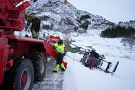 Ice Road Rescue - Extremrettung in Norwegen – Der Bauer hilft Thord und Eirik, indem er das Windenseil trägt. (National Geographic)