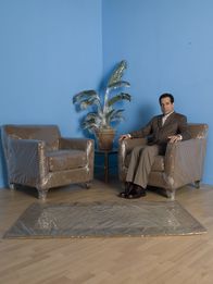 Monk – Seitdem seine Frau ermordet wurde, leidet der ehemalige Polizeiermittler Adrian Monk (Tony Shalhoub) unter starken Phobien.