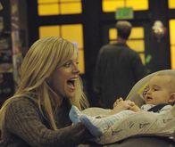 It's Always Sunny in Philadelphia – Dee (Kaitlin Olson) findet ein Baby im Müllcontainer und nimmt es kurzerhand mit nach Hause ...