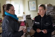 Notruf Hafenkante – Franzi (Rhea Harder-Vennewald, r.) und Frauke (Manuela Wisbeck, l.) haben in der Wohnung von Schwester Adriana ein Schmuckstück gefunden, das als gestohlen gemeldet wurde.