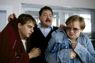 Die Rosenheim-Cops – Kommissar Hofer (Joseph Hannesschläger, mi.) platzt der Kragen: Die beiden Kleinkriminellen Sascha (Florian Fischer, li.) und Gregor (Konstantin Moreth) meinen, nicht nur ihn, sondern auch einen knallharten Profikiller austricksen zu können.