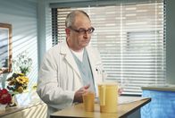 Desperate Housewives – Hat keine gute Nachricht für Susan: Dr. Sugarman (David Brisbin) ...