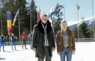 Die Rosenheim-Cops – Satori (Markus Böker) ist sich sicher, dass Anke Ritter (Lucia Gailova) etwas verschweigt, aber er weiß nicht, ob sie Angst oder etwas zu verbergen hat.