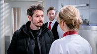 Sturm der Liebe – Luis (Michael Baral, l.) wirft Greta (Laura Osswald, r.) vor, dass sie ihn ausbooten will. (mit Komparse)