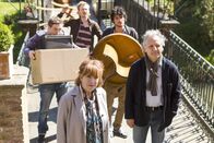 Nichts für Feiglinge – Philip (Frederick Lau, li.) und seine Kumpels Ulli (Tino Mewes, hinten Mitte) und Mehmet (Burak Yigit, hinten re.) helfen Lisbeth (Hannelore Hoger) beim Umzug in die Seniorenresidenz von Dr. Schneider (Folker Banik).