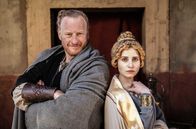 Die Römer am Rhein - Eine Zeitreise – Der Film begleitet die zwei Menschen in Köln, in ihrem typischen, römischen Alltag: die wohlhabende Augenärztin (ja, auch das gab es damals schon) Tullia und den germanischen Hilfssoldaten Lucius.