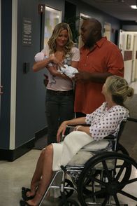 It's Always Sunny in Philadelphia – Carmen (Brittany Daniel, l.); Nick (Windell Middlebrooks, r.); Dee Reynolds (Kaitlin Olson, vorne)