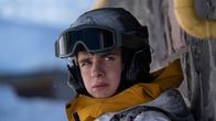Alex Rider – Alex Rider (Otto Farrant) lässt seine Verfolger in dem Glauben, dass er tot ist. In Wahrheit schmiedet er mit dem Geheimdienst einen Plan, die Eliteschule zu stürmen.