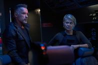 Terminator: Dark Fate – Terminator T-800 'Model 101' (Arnold Schwarzenegger), Sarah Connor (Linda Hamilton).