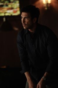 American Horror Story – Als seine Ex-Geliebte ihm mitteilt, dass sie das gemeinsame Kind doch nicht abgetrieben hat, ist Ben (Dylan McDermott) schockiert. Wie soll er nun verhindern, dass seine Frau von seinem Ausrutscher mit Folgen erfährt?; Als seine Ex-Geliebte ihm mitteilt, dass sie das gemeinsame Kind doch nicht abgetrieben hat, ist Ben (Dylan McDermott) schockiert. Wie soll er nun verhindern, dass seine Frau von seinem Ausrutscher mit Folgen erfährt?