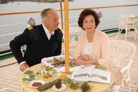 Das Traumschiff – Dr. Schröder (Horst Naumann) und Ellen (Karin Dor) kommen sich auf der Reise schon bald näher.