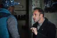 Elementary – Sherlock Holmes (Jonny Lee Miller, l.) fühlt sich verantwortlich für eine schwere Verletzung, die sich Det. Bell bei einer zurückliegenden gemeinsamen Ermittlung zugezogen hat. Das Gespräch mit Alfredo Llamosa (Ato Essandoh, l.) verschafft ihm eine gewisse Erleichterung ...