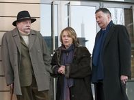 In aller Freundschaft – Gerlinde Rössler (Petra Kelling, Mitte) bringt ihren Mann Winfried (Dieter Montag, links) zur Sachsenklinik. Winfried weigert sich jedoch die Klinik zu betreten. Kurzerhand holt Gerlinde einen Arzt nach draußen, um Winfried auf der Straße untersuchen zu lassen. Doch selbst Chefarzt Dr. Roland Heilmann (Thomas Rühmann) hat Probleme, Winfrieds Vertrauen zu gewinnen.