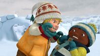 Snowsnaps' Winterspiele – Sami zeigt Jonas, was für ein fürchterliches Monster der Apfeldieb gewesen sein muss.