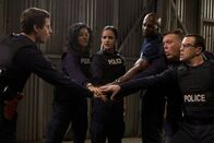 Brooklyn Nine-Nine – (v.l.n.r.) Jake Peralta (Andy Samberg); Rosa Diaz (Stephanie Beatriz); Amy Santiago (Melissa Fumero); Terry Jeffords (Terry Crews); Scully (Joel McKinnon Miller); Charles Boyle (Joe Lo Truglio)