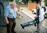Krauses Braut – Krause (Horst Krause, l.) ist vom praktischen Nutzen des Gastgeschenks wenig überzeugt (mit Tilo Prückner als Rudi).