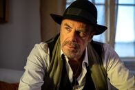 Inga Lindström: Wilde Zeiten – Der Rockmusiker Ruben Ladores (Peter Kremer) ist erstaunt, als ihn die junge Musikerin Clara anspricht. Er kann sich nicht erklären, was er mit ihrer Musikschule zu tun hat.