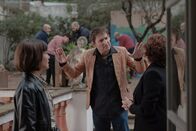 Simple – Ventura (Albert Pla, M.) verkündet Anna (Clara Segura, r.) und Laia Buedo (Bruna Cusí, l.), dass er die Wohngemeinschaft in seinem Haus nicht länger dulden werde.