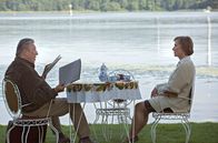 Weissensee – ARD WEISSENSEE, IV. Staffel (6 neue Folgen), Folge 24 "Am Ende des Tages" Uhr im Ersten. General a.D. Gaucke (Hansjürgen Hürrig, l.) bietet Marlene (Ruth Reinecke, r.) zwei Stasi-Akten zum Kauf an: eine, die ihrem Mann den Mord an Liebermann nachweist, und eine, die attestiert, dass er in Notwehr gehandelt hat.