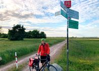 Was kostet... – Action und Idylle, Großstädte und verschlafene Dörfer - wer auf dem insgesamt 1.300 Kilometer langen Elberadweg unterwegs ist, bekommt all das geboten. Lohnt es sich individuell zu planen oder fährt man mit einer pauschal gebuchte Gruppenreise besser? Um das herauszufinden, fährt Johannes Zenglein von Bad Schandau bis nach Mühlberg.