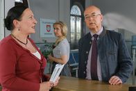 Die Rosenheim-Cops – Achtziger (Alexander Duda, r.) verabschiedet sich bei Grasegger (Ursula Maria Burkhart, l.) und Lange (Sarah Thonig, M.) in den Feierabend.