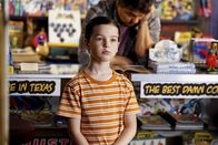 Young Sheldon – Kann ein Therapeut Sheldon (Iain Armitage) helfen, als er keine feste Nahrung mehr zu sich nehmen kann, nachdem er fast an einer Wurst erstickt ist?
