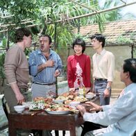 Treffpunkt Flughafen – Walter Plathe (Kopilot Paul Mittelstedt), Günter Schuibert (Bordingenieur Karlheinz Adler), Tam Pham Thi Thanh (Stewardess Li), Nguyen Thuy Chinh (Lis Freund Hanh) und Trinh Thinh (Lis Vater) (v.l.)
