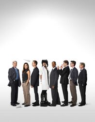 Navy CIS – (10. Staffel) - Die Mitglieder des Naval Criminal Investigation Service: Leon Vance (Rocky Carroll, 4.v.r.), Tim McGee (Sean Murray, 3.v.l.), Dr. Donald Mallard (David McCallum, r.), Anthony DiNozzo (Michael Weatherly, 3.v.r.), Abby Sciuto (Pauley Perrette, 4.v.l.), Leroy Gibbs (Mark Harmon, l.), Ziva David (Cote de Pablo, 2.v.l.) und Jimmy Palmer (Brian Dietzen, 2.v.r.) ...