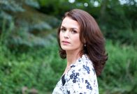 Der Duft von Holunder – Sofie Möller (Melika Foroutan) kehrt an den Ort ihrer Kindheit zurück.