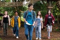 Silverpoint – Die Tochter der Campbesitzer Bea (Aoife Hughes, l.) hat sich mit den vier Jugendlichen der "Libellen"-Gruppe - Glen (Krish Misra, 2.v.l.), Louis (Oliver Cunliffe, M.), Meg (Katy Byrne, 2.v.r.) und Kaz (Maiya Silveston, r.) - angefreundet.
