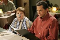 Two and a Half Men – Während sich Alan (Jon Cryer, r.) bei einem Familienessen über seine Mutter ärgert, langweilt sich Jake (Angus T. Jones, l.) zu Tode ...