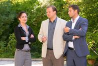Die Rosenheim-Cops – Eine heiße Spur führt Hansen (Igor Jeftic, r.) und Hartl (Michael A. Grimm, m.) zur Mitarbeiterin der Toten, Conny Albrecht (Yvonne Burbach, l.).