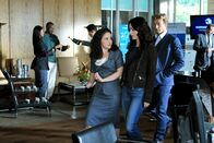 The Mentalist – Teresa (Robin Tunney, M.) und Patrick (Simon Baker, r.) ermitteln in einen neuen Fall. Doch kann ihnen Tiffany Stark (Senta Moses, l.) weiterhelfen?; Teresa (Robin Tunney, M.) und Patrick (Simon Baker, r.) ermitteln in einen neuen Fall. Doch kann ihnen Tiffany Stark (Senta Moses, l.) weiterhelfen?