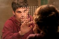 Liebe und Revolution – Hervé (Yann Trégouët) ist im Gefängnis und wird dort regelmäßig von Catherine (Laetitia Casta) besucht.