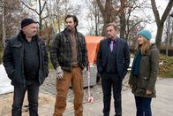 Ein starkes Team – Otto (Florian Martens, l.) und Linett (Stefanie Stappenbeck) fragen Hannes (Max Simonischek, 2.v.l.) und Michael (Sebastian Bezzel, 2.v.r.) nach deren Alibis.